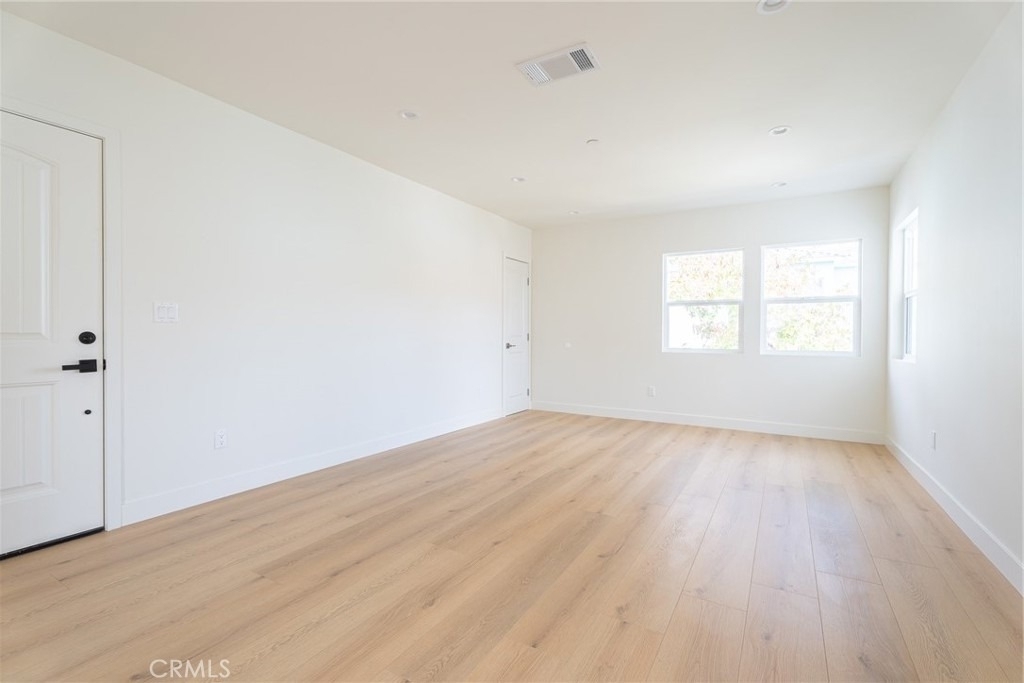 1065 E Spazier - Photo 4