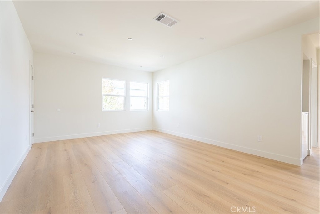1065 E Spazier - Photo 5