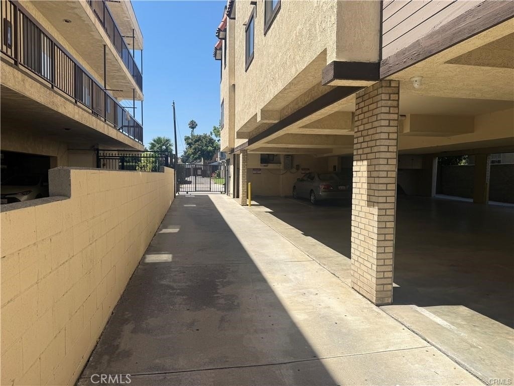 1022 Irving Avenue - Photo 15