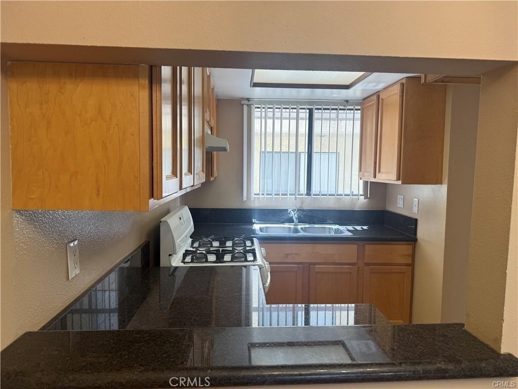 1022 Irving Avenue - Photo 4