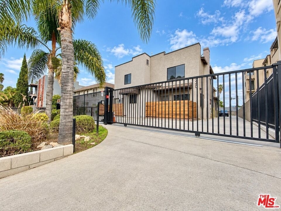 1240 S Bronson Avenue - Photo 2