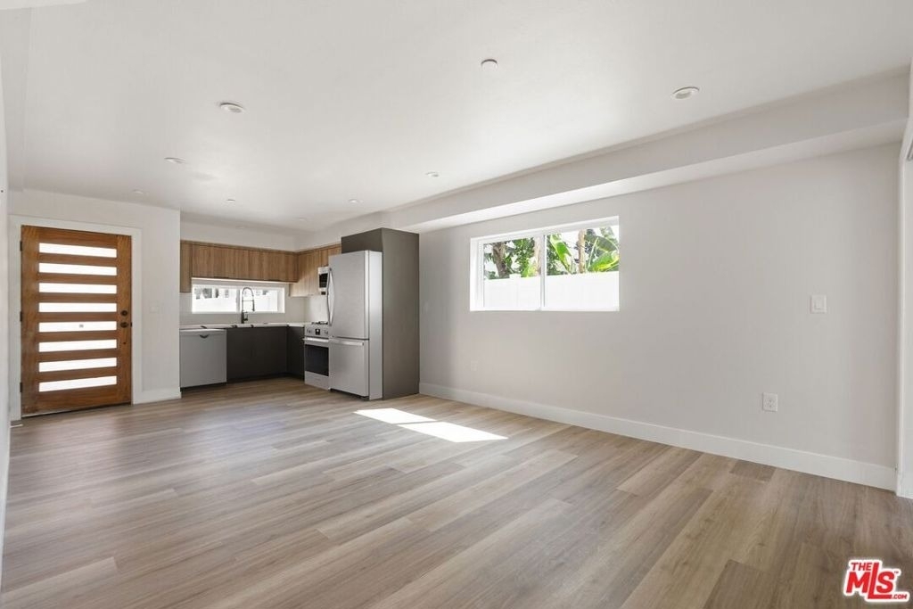 714 W 41st Place - Photo 3
