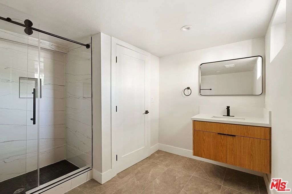 714 W 41st Place - Photo 5