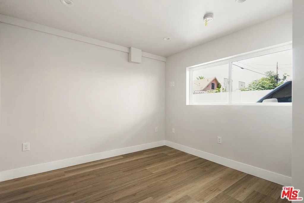 714 W 41st Place - Photo 7
