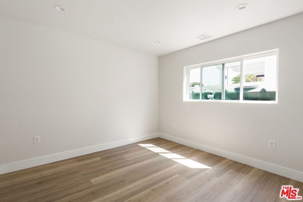 714 W 41st Place - Photo 12