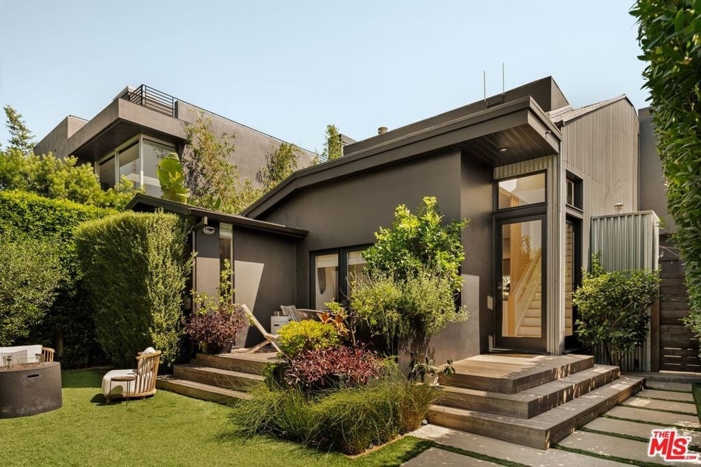 712 Nowita Place - Photo 0