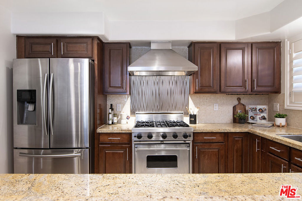 10390 La Grange Avenue - Photo 6