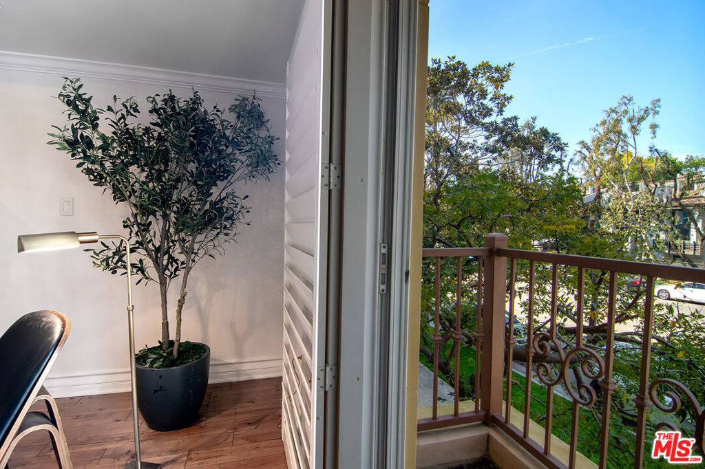 10390 La Grange Avenue - Photo 2