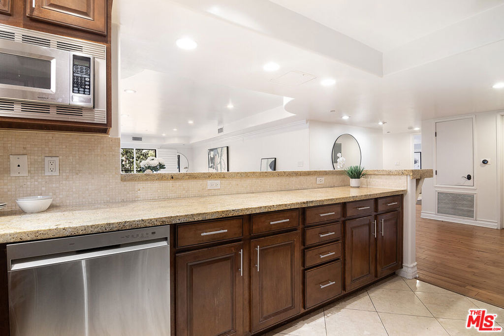 10390 La Grange Avenue - Photo 8