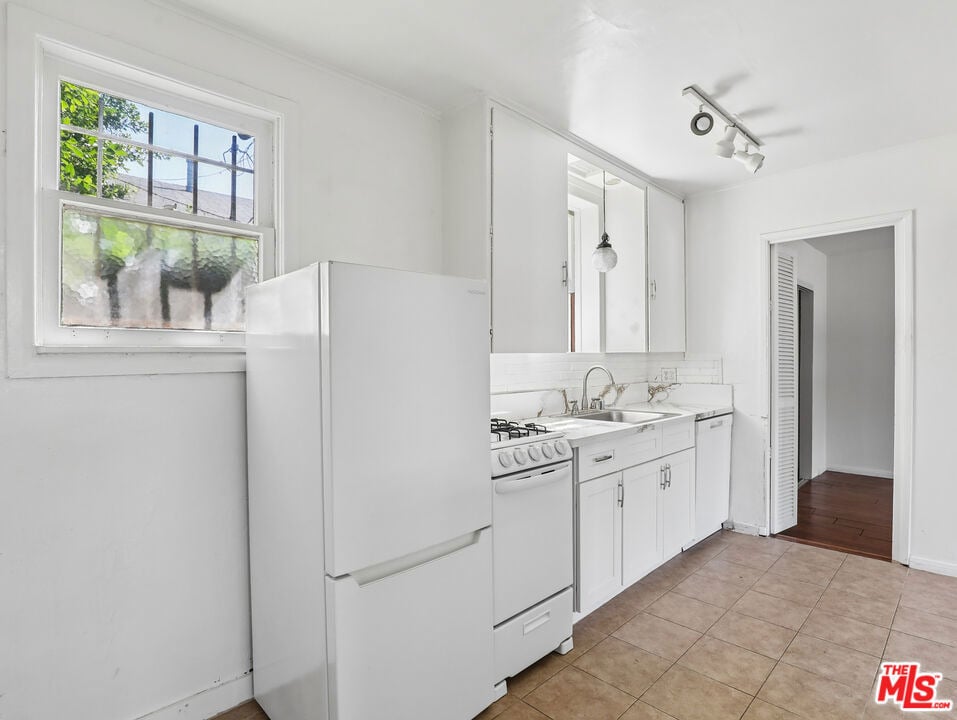 1236 N Gardner Street - Photo 6