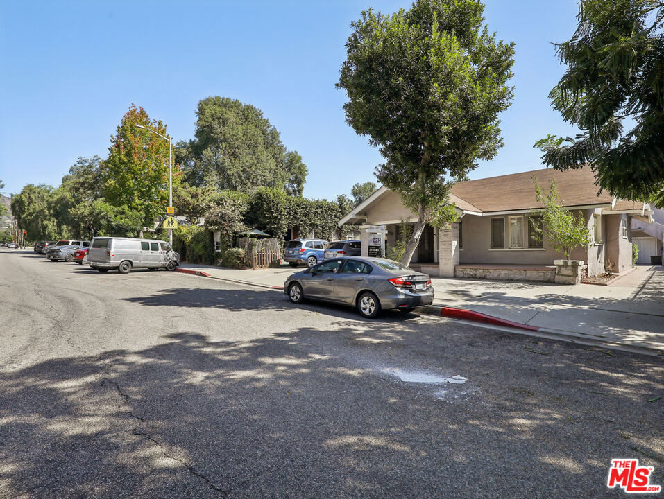 1236 N Gardner Street - Photo 16