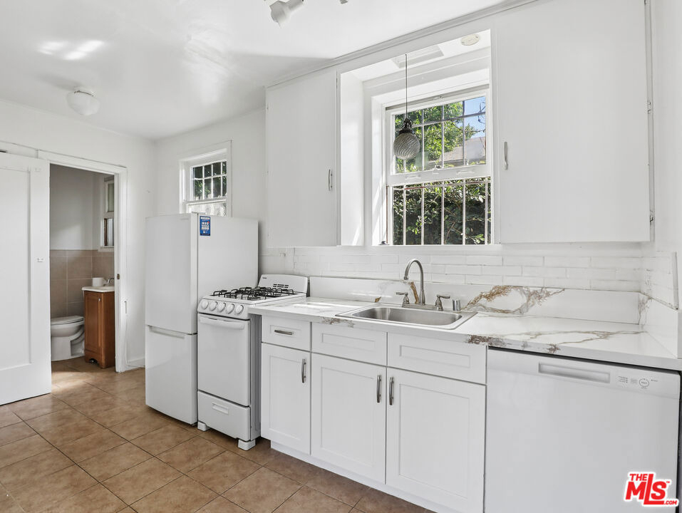 1236 N Gardner Street - Photo 5