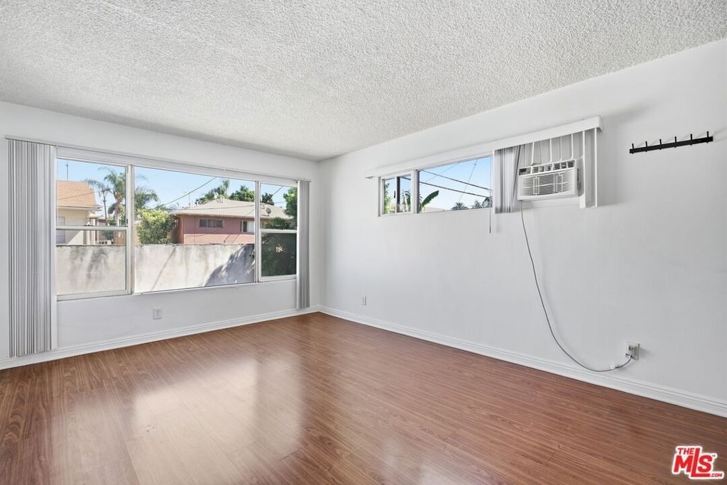 1812 N Gramercy Place - Photo 2