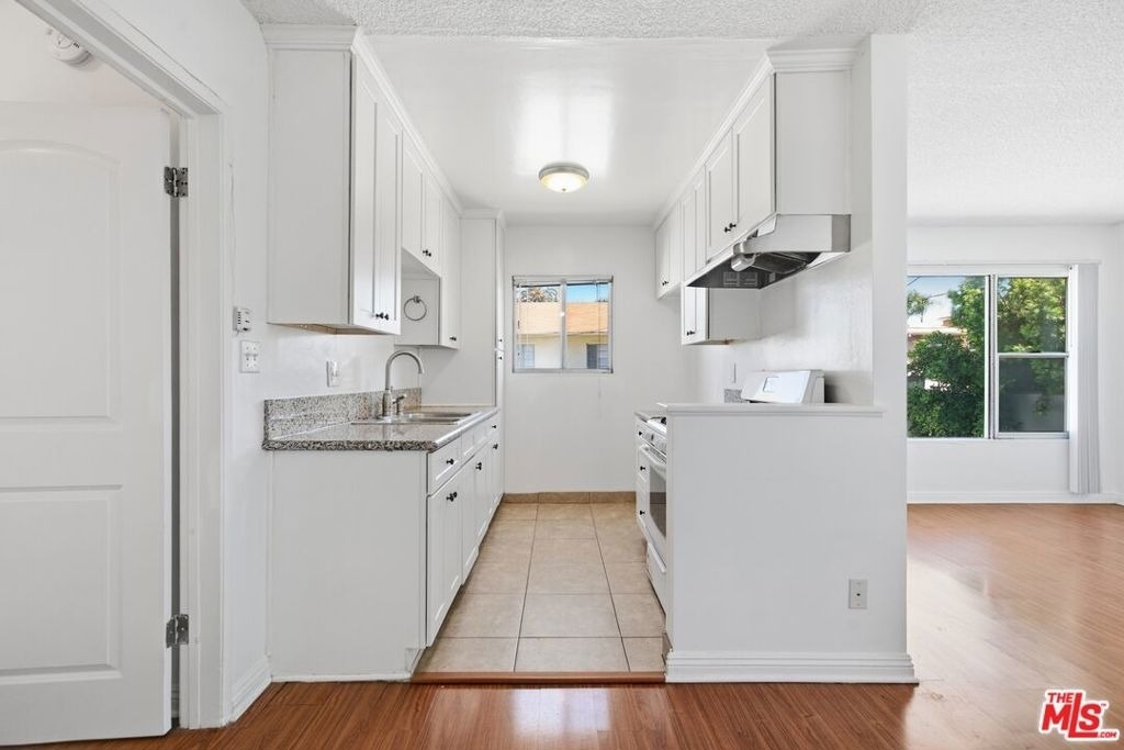 1812 N Gramercy Place - Photo 0