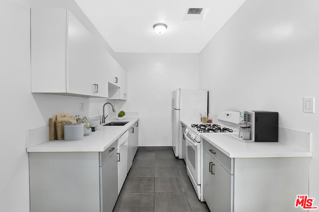 963 N Doheny Drive - Photo 3