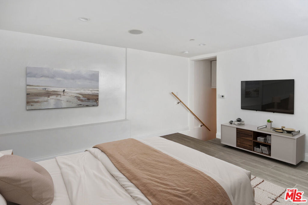 1105 Alta Loma Road - Photo 5