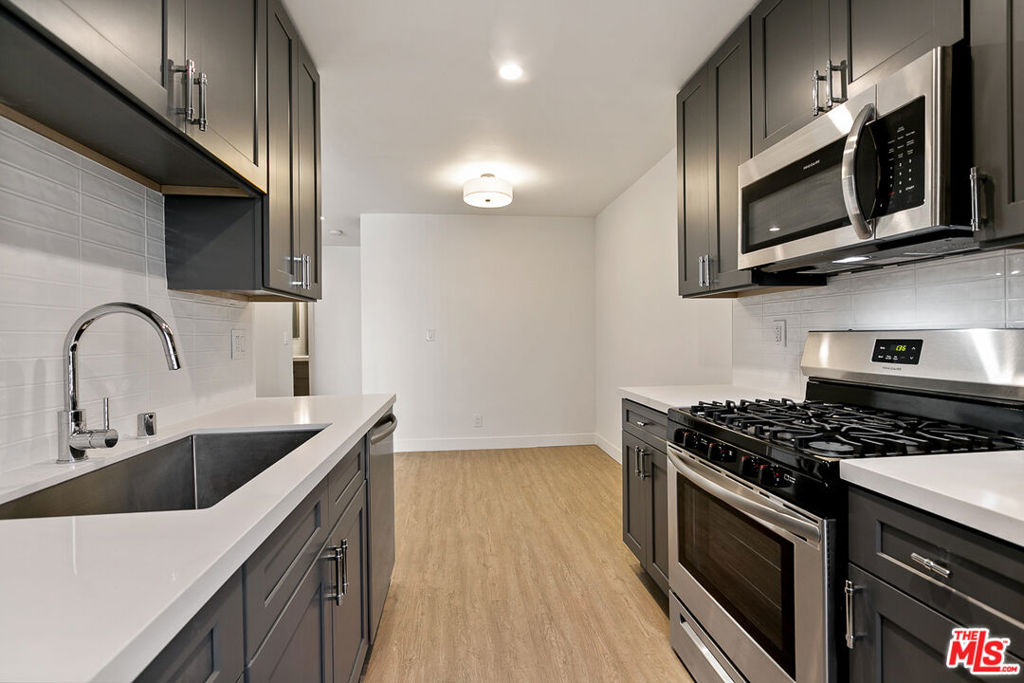 3314 S Mentone Avenue - Photo 4