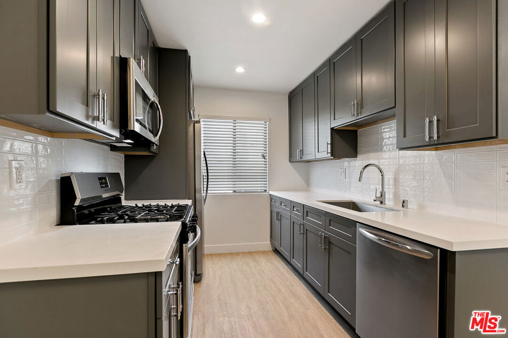 3314 S Mentone Avenue - Photo 3