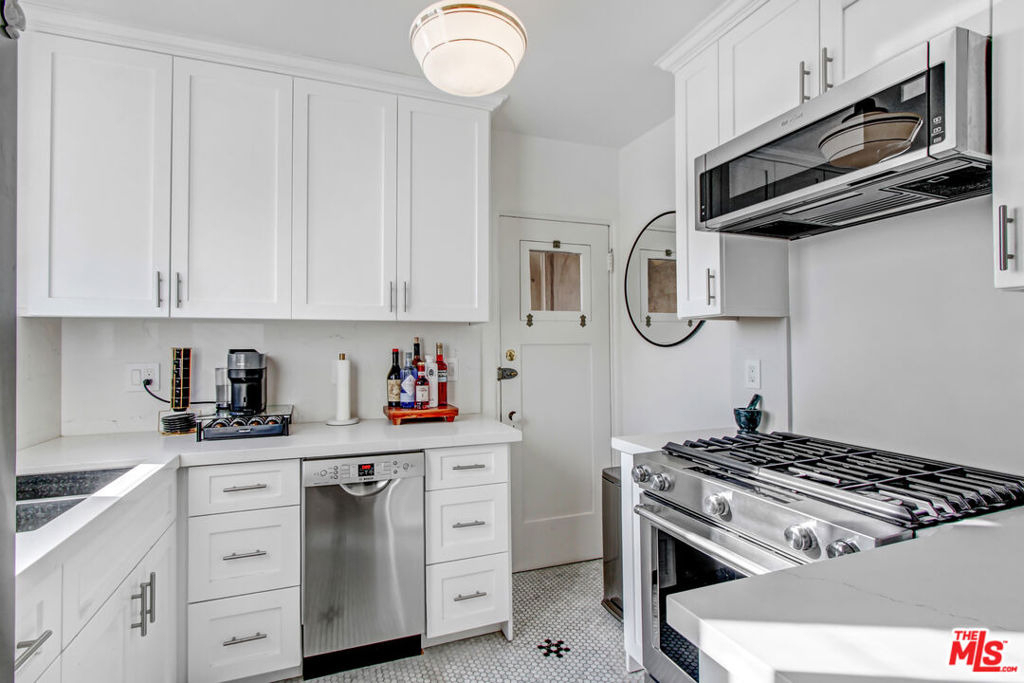 8262 Fountain Avenue - Photo 12