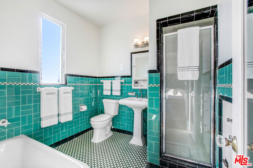 8262 Fountain Avenue - Photo 11