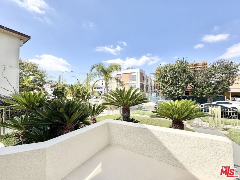 1450 S Hayworth Avenue - Photo 16