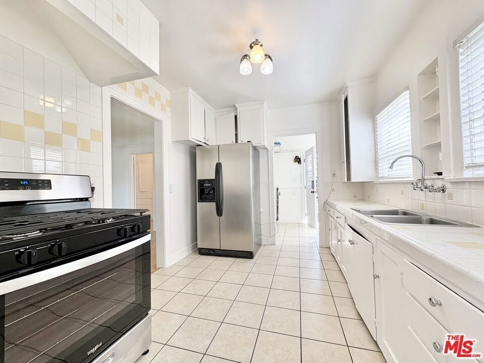 1450 S Hayworth Avenue - Photo 9