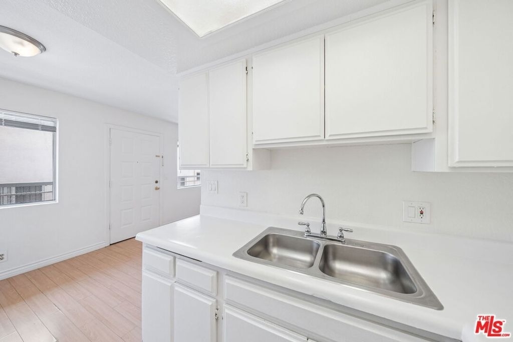 158 N Normandie Avenue - Photo 9