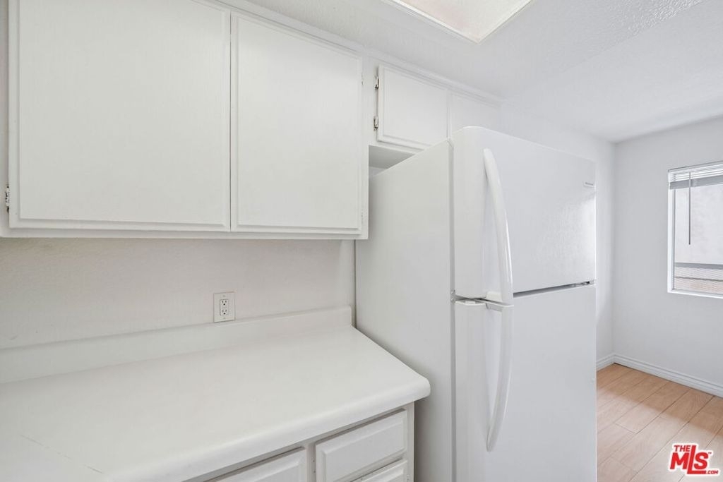 158 N Normandie Avenue - Photo 8