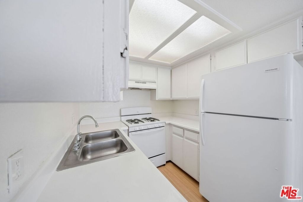 158 N Normandie Avenue - Photo 7