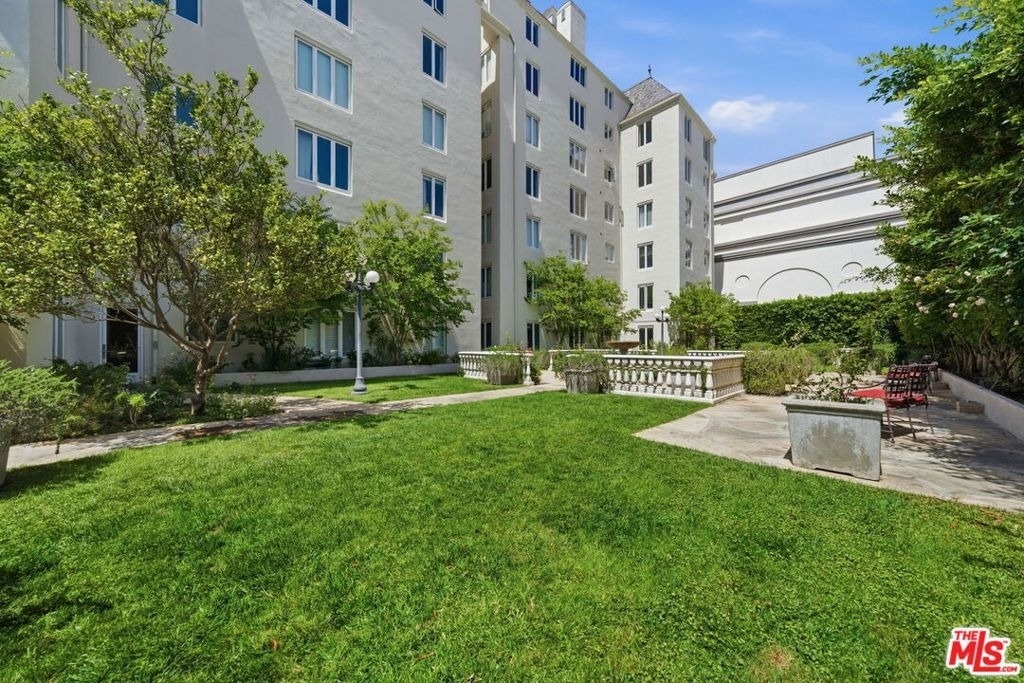 1424 N Crescent Heights Boulevard - Photo 9