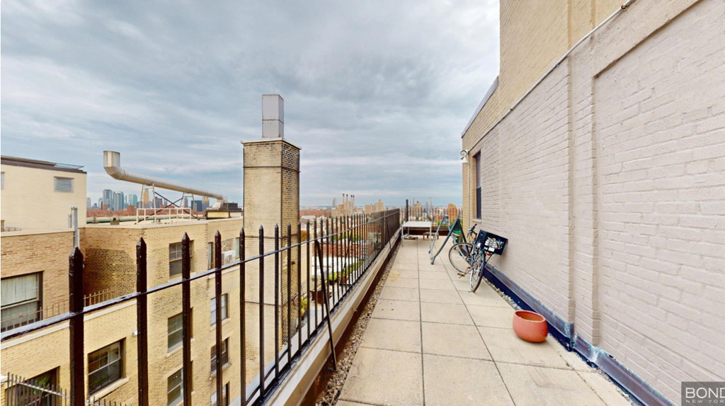 East 10th street  - Photo 8