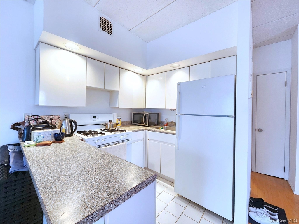 149-15 Barclay Avenue - Photo 11