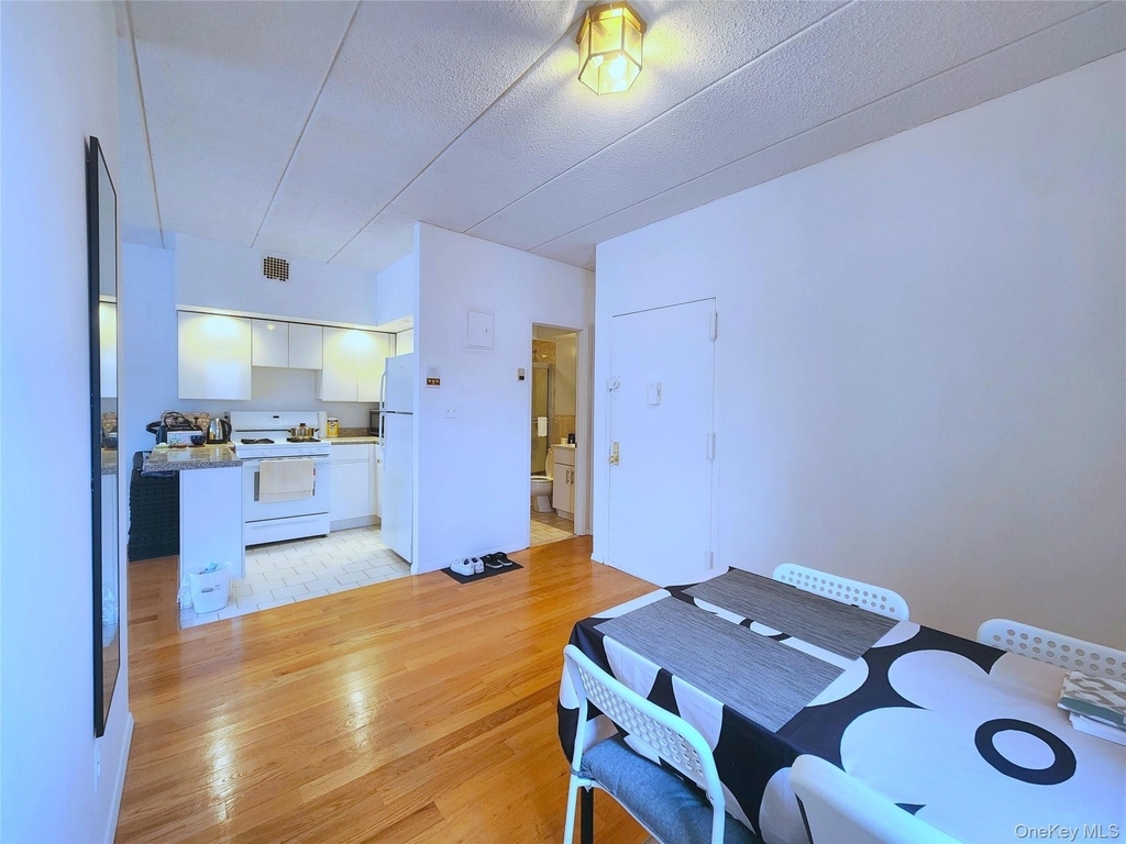 149-15 Barclay Avenue - Photo 8