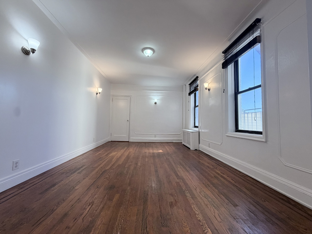 35th Avenue - Photo 0