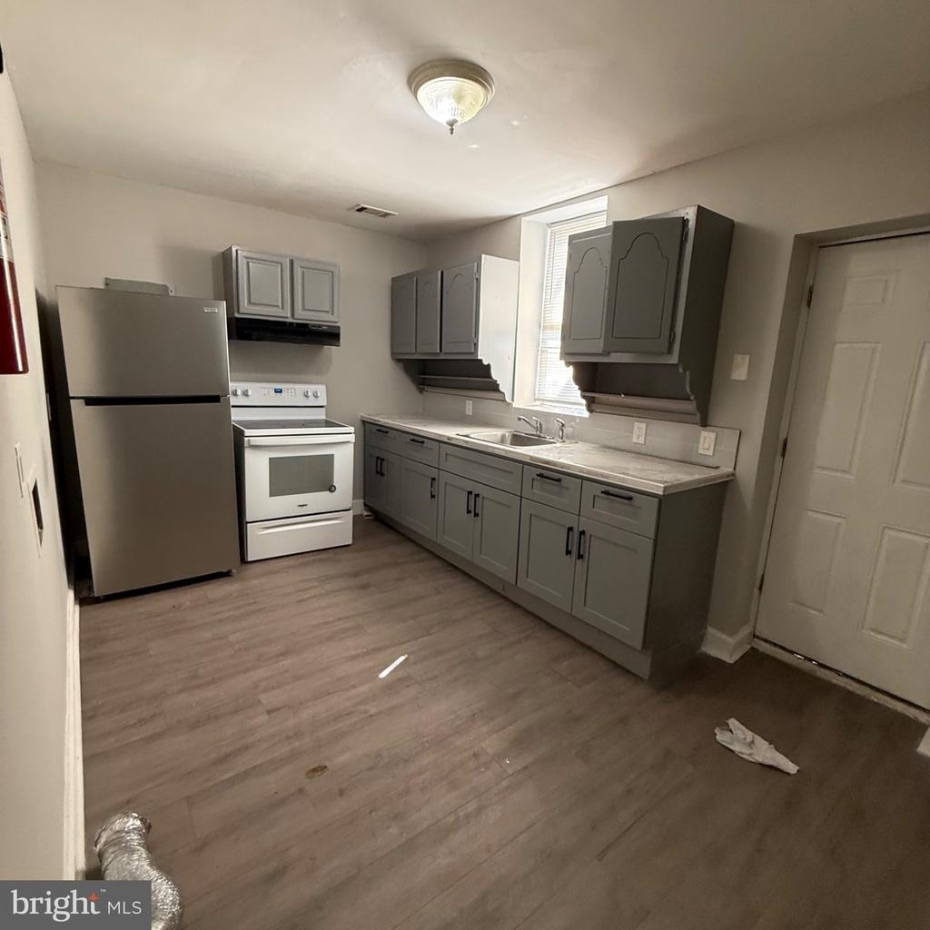 1016 W Erie Avenue - Photo 8