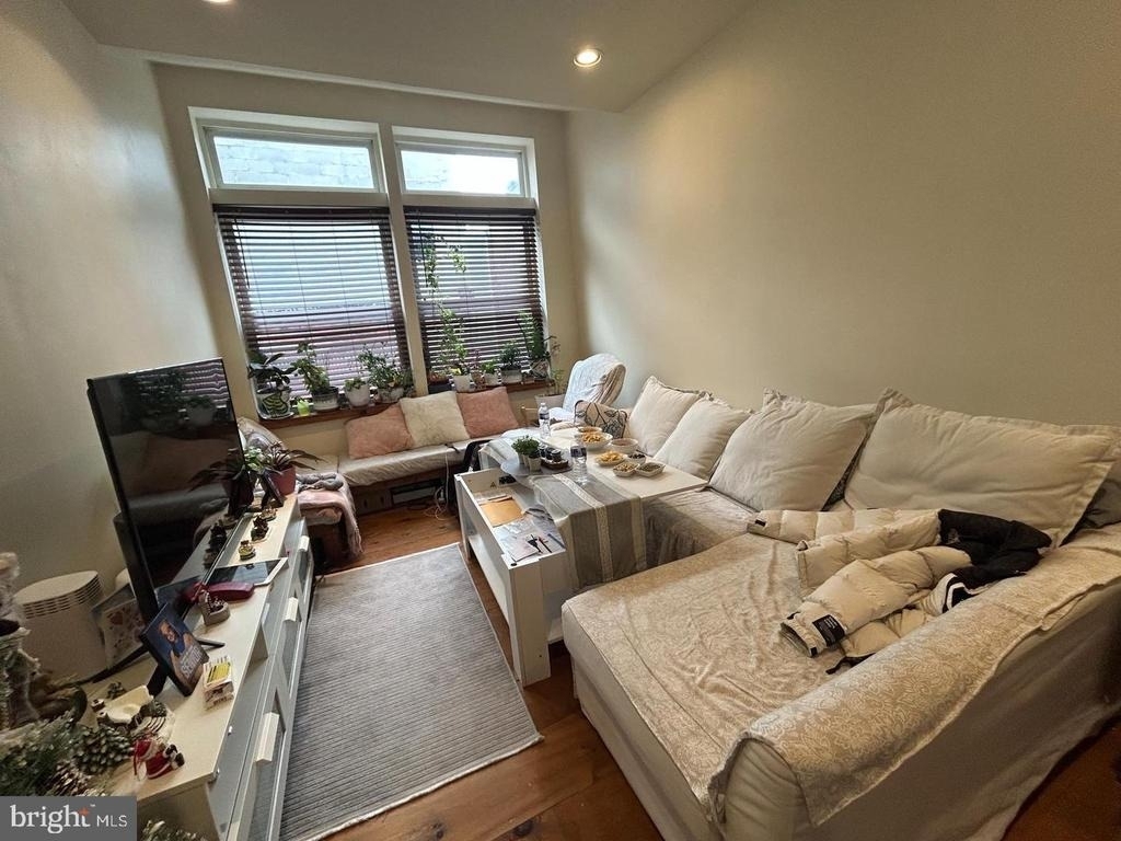 721 Sansom Street - Photo 2