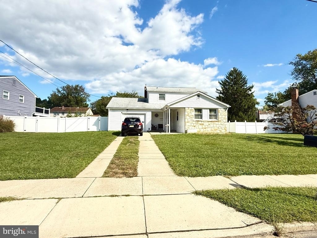 237 5th Avenue W - Photo 0