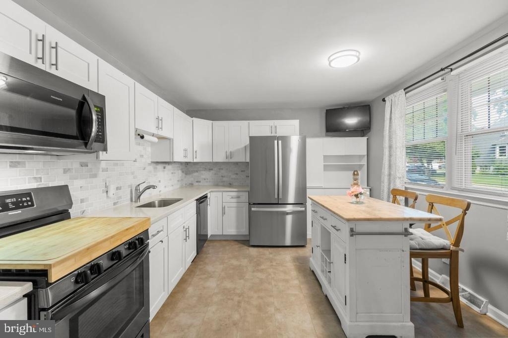 406 Memorial Avenue - Photo 4