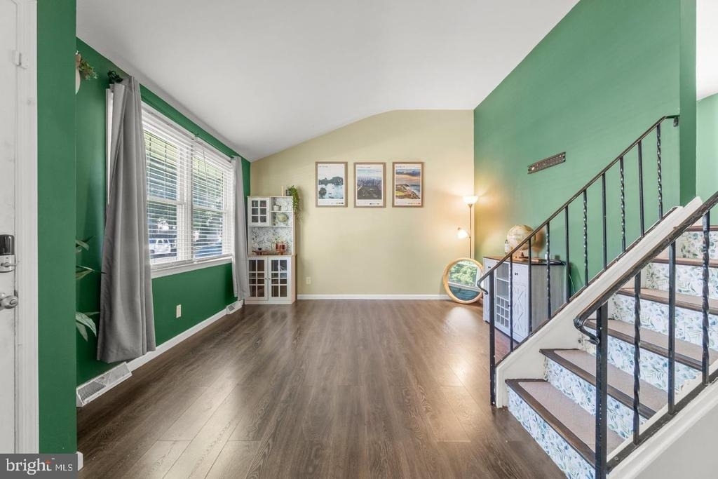 406 Memorial Avenue - Photo 2