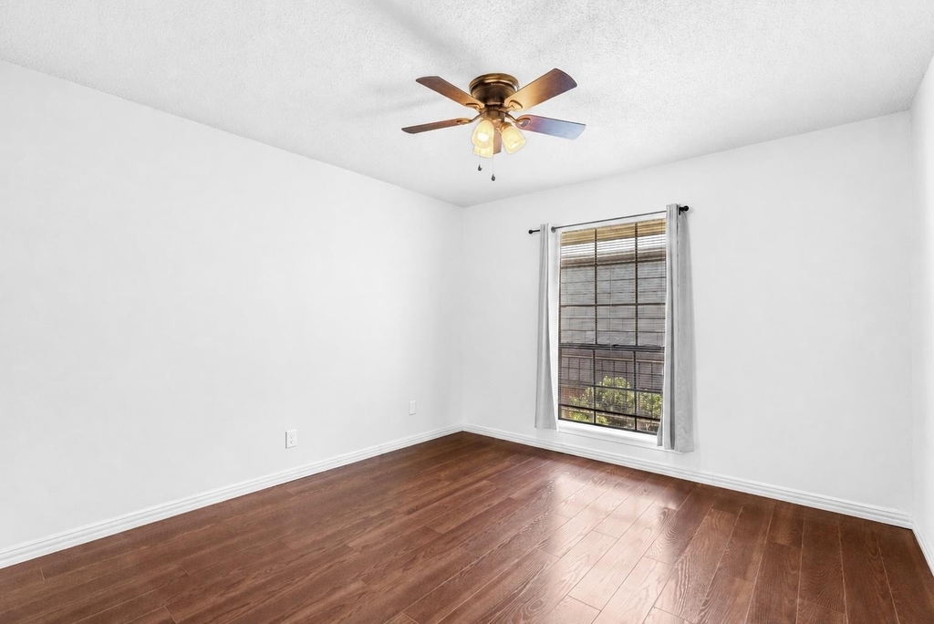 2425 Ashdale Dr - Photo 5