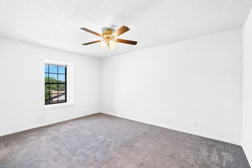 2425 Ashdale Dr - Photo 9
