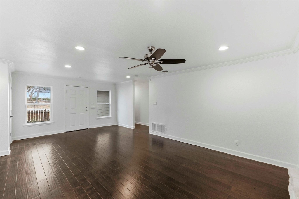 1909 Crooked Ln - Photo 4