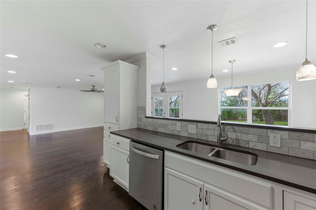 1909 Crooked Ln - Photo 2