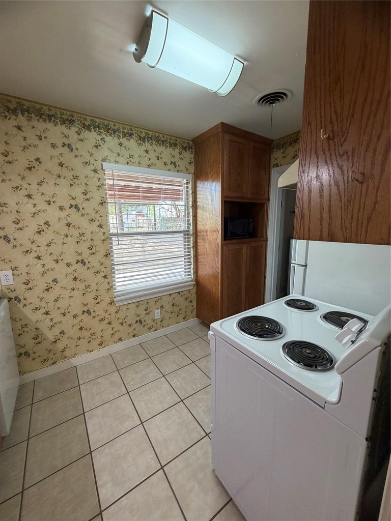 319 Charles St - Photo 8