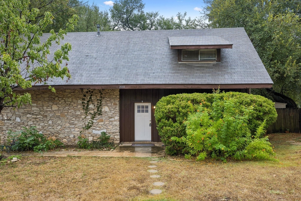 2001 Cody Ct - Photo 1