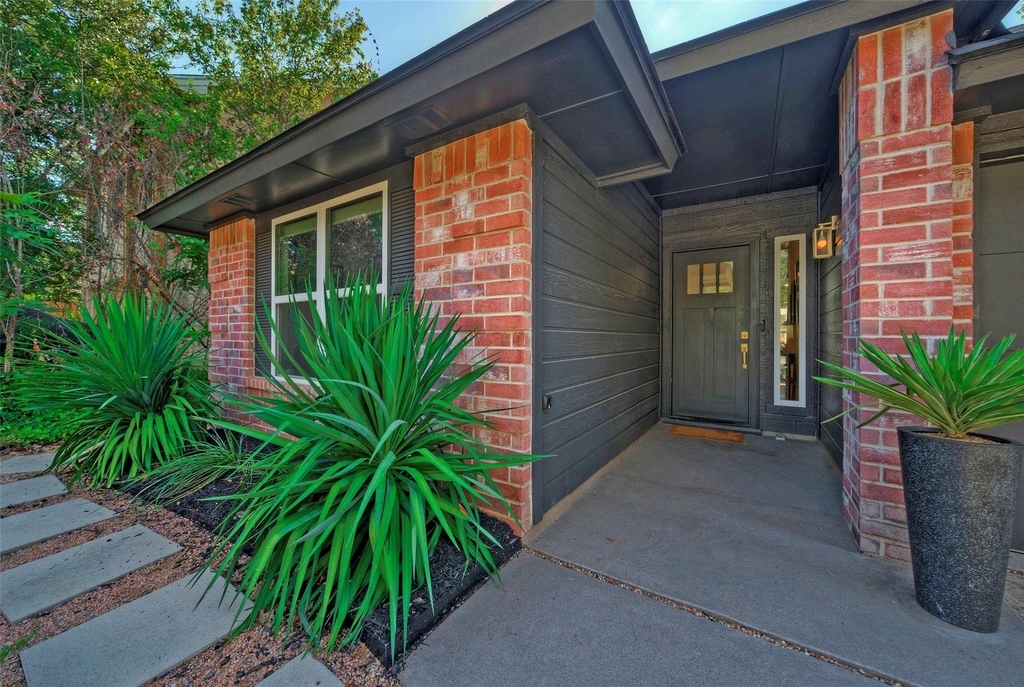 8406 Los Ranchos Dr - Photo 2
