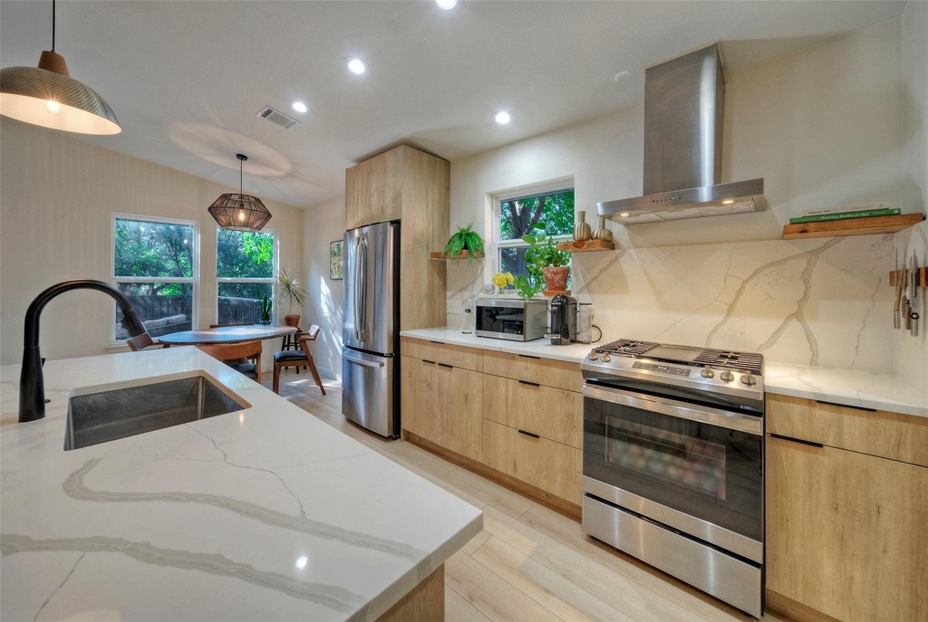 8406 Los Ranchos Dr - Photo 0
