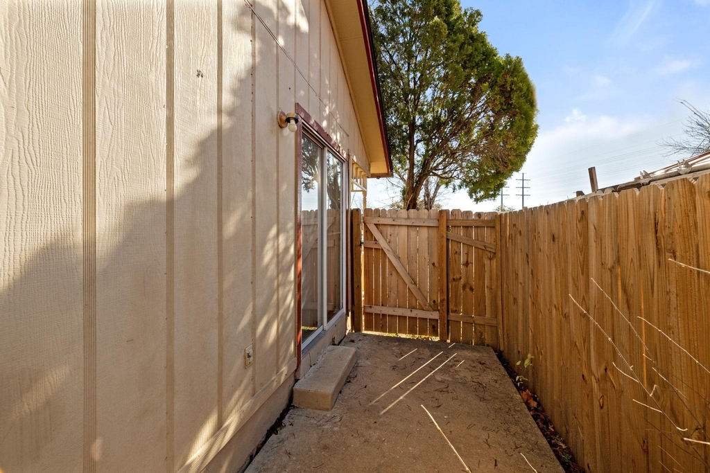 12130 Thompkins Dr - Photo 28