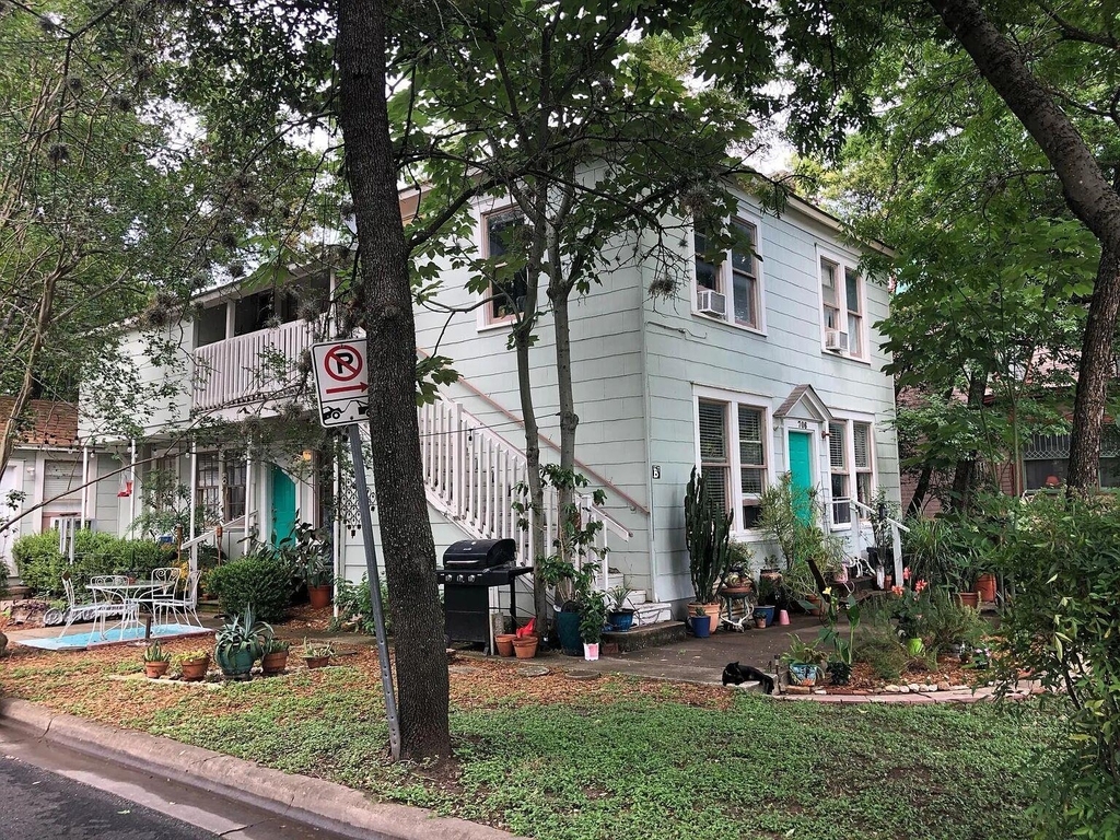 706 W 32nd St - Photo 0