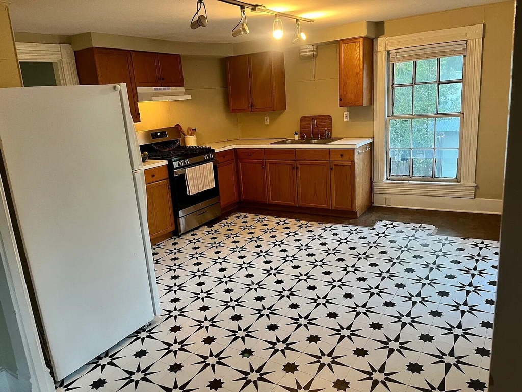 706 W 32nd St - Photo 2